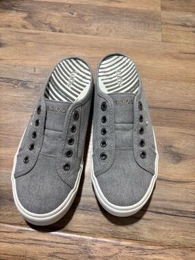 Taos Footwear Gray Slip-On Sneakers